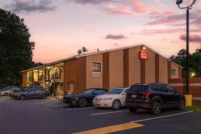 Econo Lodge Inn & Suites I-64 & US 13 Airport