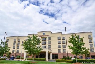 Comfort Suites Northlake Downtown