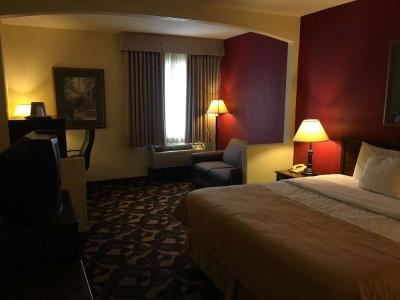 Econo Lodge Inn & Suites