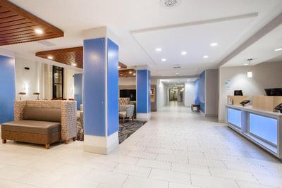 Holiday Inn Express & Suites Phoenix-Glendale