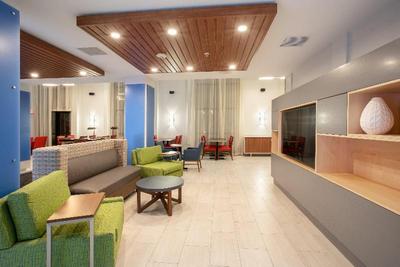 Holiday Inn Express & Suites Phoenix-Glendale