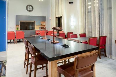 Holiday Inn Express & Suites Phoenix-Glendale