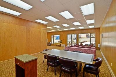 Econo Lodge Inn & Suites Madras Chateau Inn
