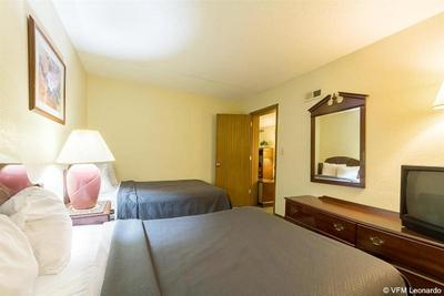 Econo Lodge Inn & Suites Bentonville