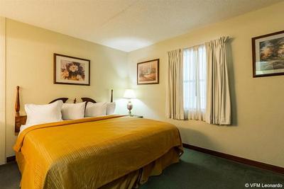 Econo Lodge Inn & Suites Bentonville