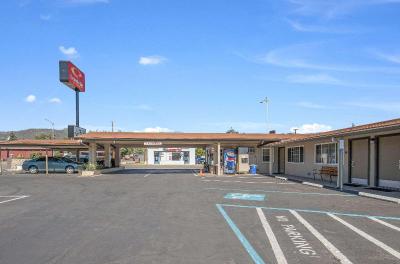 Econo Lodge Inn & Suites