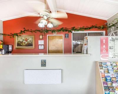 Econo Lodge Inn & Suites