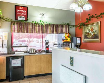 Econo Lodge Inn & Suites