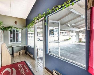 Econo Lodge Inn & Suites