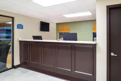 Super 8 by Wyndham Charleston MO
