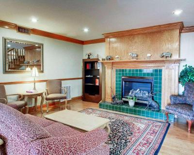 Econo Lodge Inn & Suites