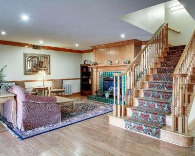Econo Lodge Inn & Suites