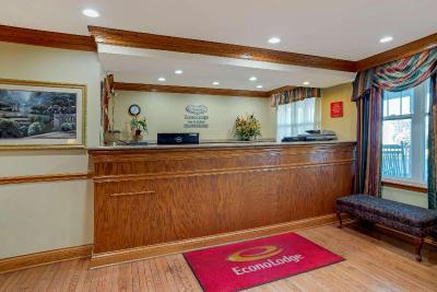 Econo Lodge Inn & Suites