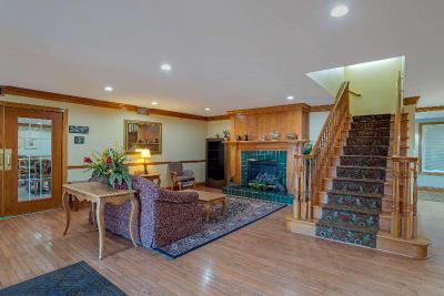 Econo Lodge Inn & Suites