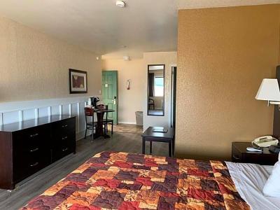 Rodeway Inn & Suites