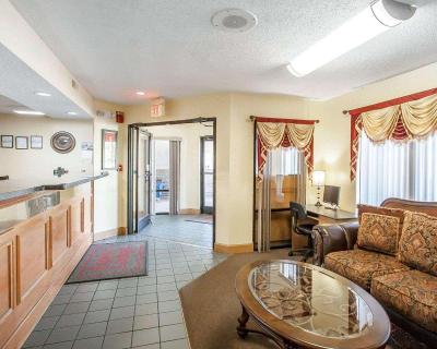 Econo Lodge Inn & Suites