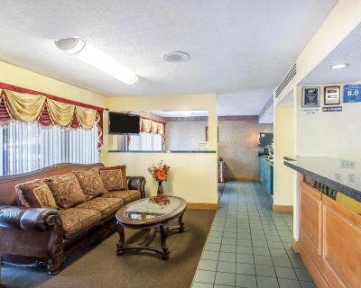 Econo Lodge Inn & Suites