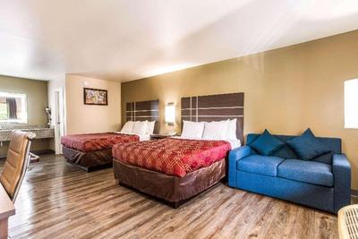 Econo Lodge Inn & Suites