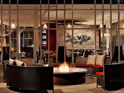 DoubleTree by Hilton Hotel & Suites Charleston Ai