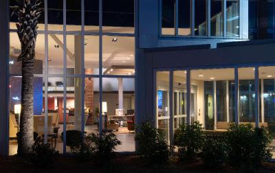DoubleTree by Hilton Hotel & Suites Charleston Ai
