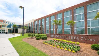 DoubleTree by Hilton Hotel & Suites Charleston Ai