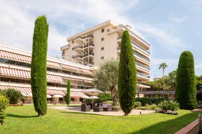 Hotel The Originals Residence Les Strelitzias