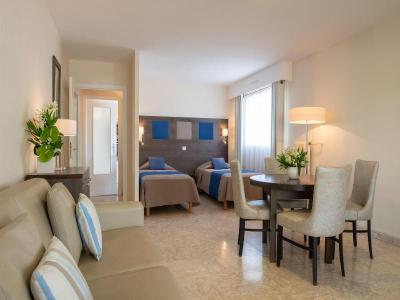 Hotel The Originals Residence Les Strelitzias