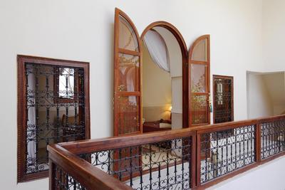 Riad White Flowers