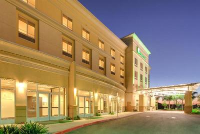 Holiday Inn & Suites Bakersfield