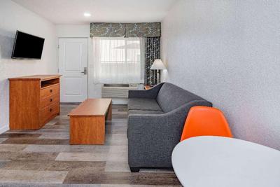 Howard Johnson & Suites by Wyndham Chula Vista