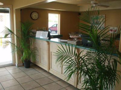 Knights Inn & Suites