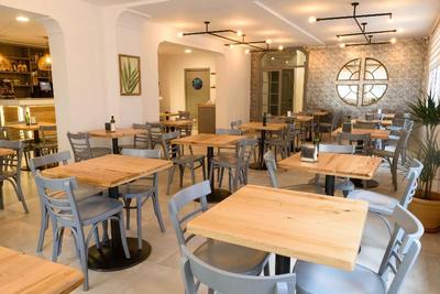 Hostal Restaurante La Isla S.L.