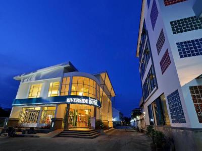 Riverside Hotel (SHA Extra Plus+)