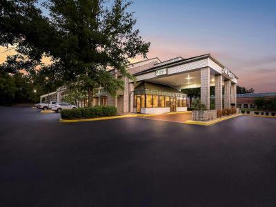 Days Inn by Wyndham Galleria-Birmingham