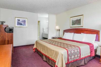 Super 8 by Wyndham Bakersfield/Central