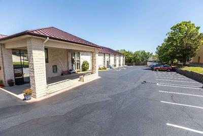 Super 8 by Wyndham Branson/Andy Williams Theatre