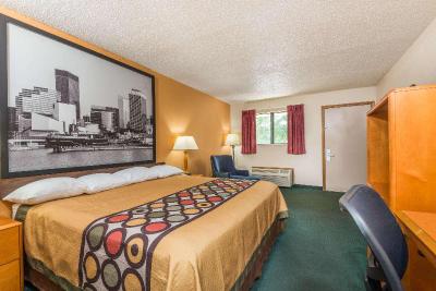 Super 8 Westlake/Cleveland