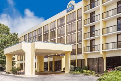Days Inn &Suites by Wyndham SE Columbia Ft Jackson