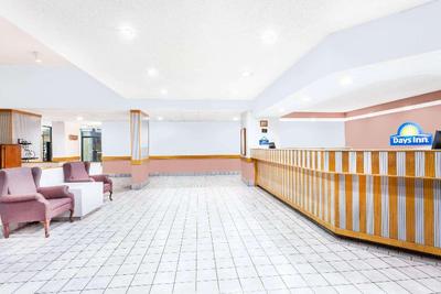 Days Inn &Suites by Wyndham SE Columbia Ft Jackson