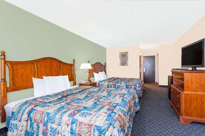 Days Inn &Suites by Wyndham SE Columbia Ft Jackson