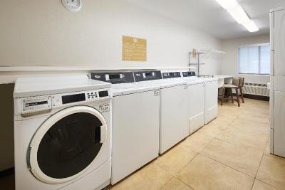 Candlewood Suites Charleston - Northwoods