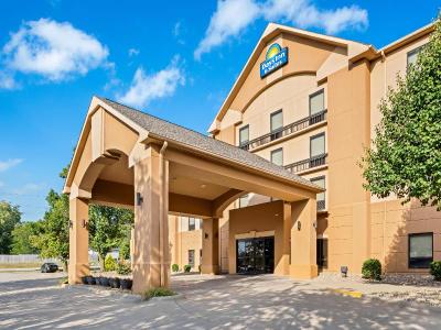 Days Inn & Suites by Wyndham Cedar Rapids