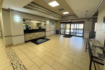 Days Inn & Suites by Wyndham Cedar Rapids