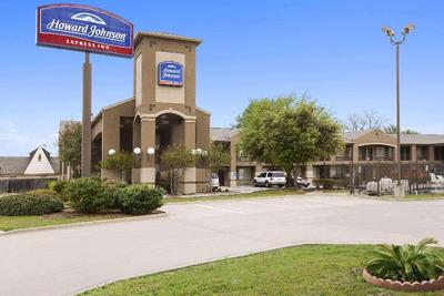 Howard Johnson by Wyndham Grand Prairie Lone Star