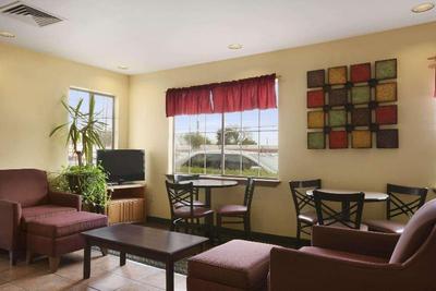 Howard Johnson by Wyndham Grand Prairie Lone Star