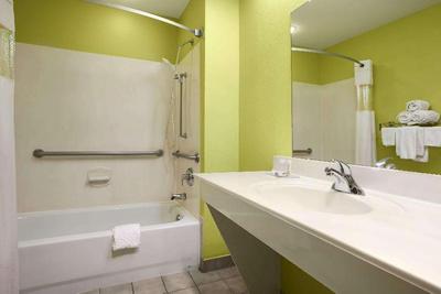 Howard Johnson by Wyndham Grand Prairie Lone Star