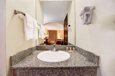 Days Inn by Wyndham Dallas Plano