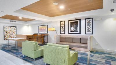 Holiday Inn Express & Suites Portland