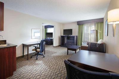 Wingate by Wyndham Roseville Detroit