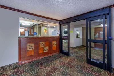 Super 8 by Wyndham Roseville/Detroit Area